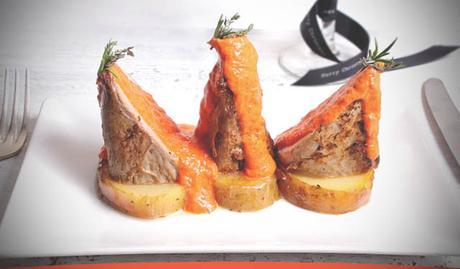 Receta Milhojas de cerdo, crema de piquillo y patatas confitadas en hierbas aromáticas