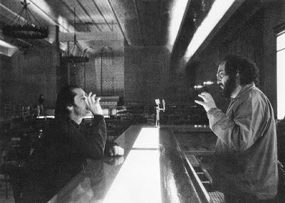 Jack Torrance toma un whiksy con Kubrick en el Overlook