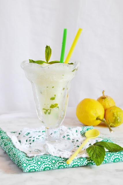 Sorbete de limón y menta en cuenco de hielo 