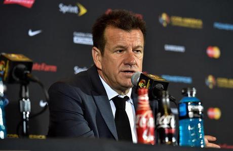 Dunga se queja del arbitraje, la realidad es que Brasil no hizo nada Dunga se queja del arbitraje, la realidad es que Brasil no hizo nada