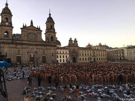 spencer-tunick-en-bogota-una-carrera-contra-el-sol-el-pudo-2016065111326-ee95a463c298aa5ec517a9333652cde4