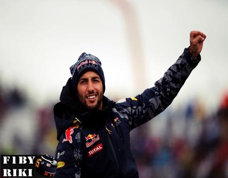 El bloqueo de Rosberg en la curva 2 y el daño de sus neumáticos sentenciaron la carrera de Ricciardo