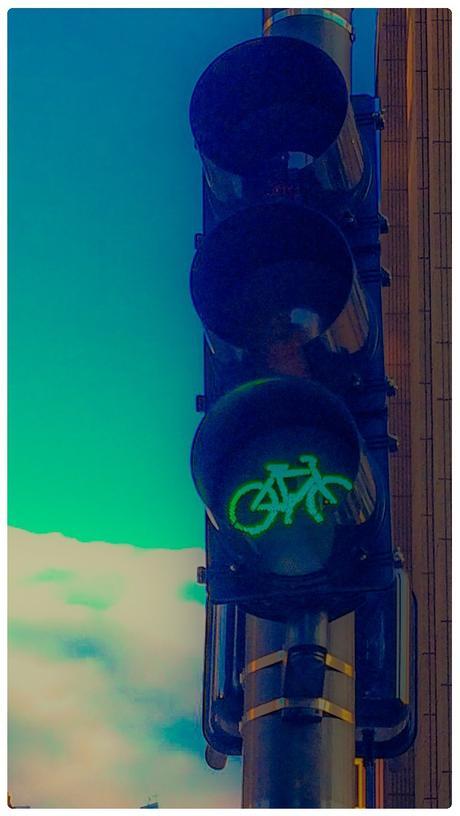 Se instalan semáforos inteligentes junto a cámaras térmica en Zaragoza Se instalan semáforos inteligentes junto a cámaras térmica en Zaragoza