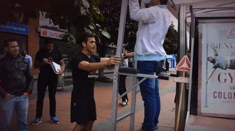 Reebok transforma las paradas de bus en mini gimnasios al aire libre