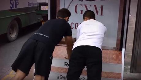 Reebok transforma las paradas de bus en mini gimnasios al aire libre