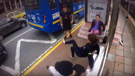 Reebok transforma las paradas de bus en mini gimnasios al aire libre