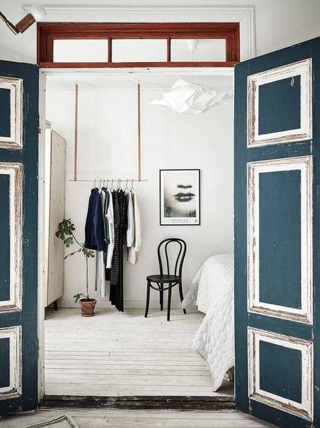 viviendas modernas vintage puertas vintage azules muebles antiguos interiores pisos pequeños estilo nórdico escandinavo decoración salones carpintería antigua blog decoración nórdica 
