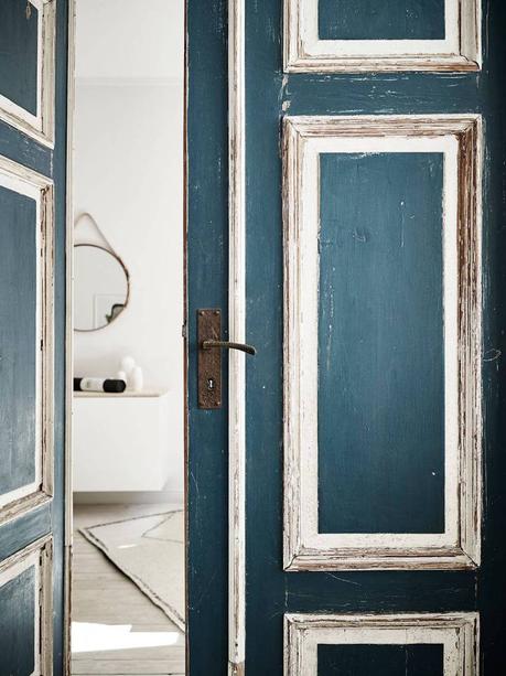 viviendas modernas vintage puertas vintage azules muebles antiguos interiores pisos pequeños estilo nórdico escandinavo decoración salones carpintería antigua blog decoración nórdica 