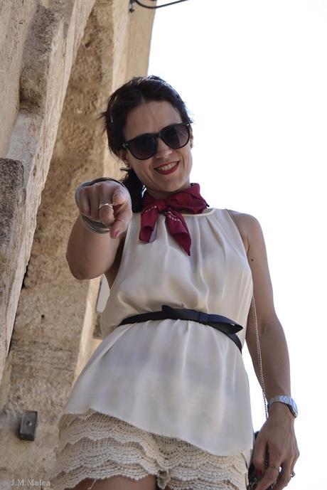 SHORT DE ENCAJE Y BANDANA