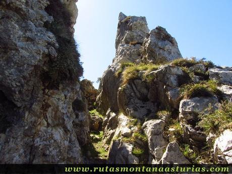 Sendero entre rocas