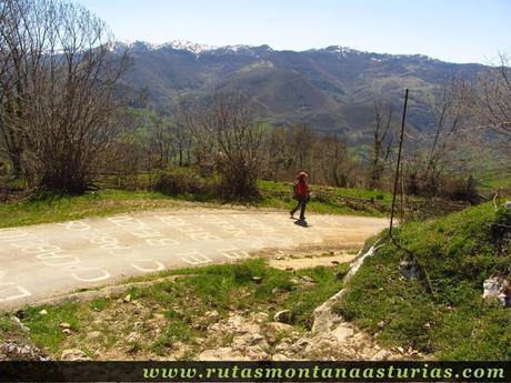 Bajando por la carretera de la Ermita del Alba