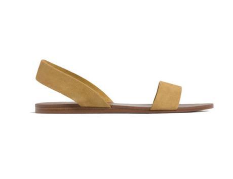 Sandalias mostaza de Zara (19,95 €).