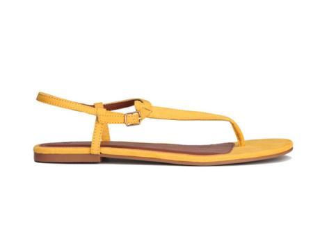 Sandalias mostaza de H&M (14,95 €).