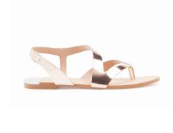 Sandalias nude y dorada de Stradivarius (17,95 €).