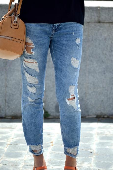 RIPPED JEANS