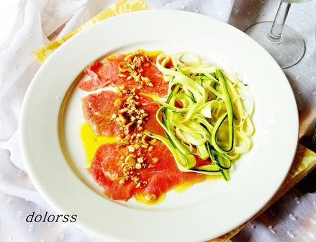 Carpaccio de ternera con vinagreta de frutos secos y espaguetis de calabacín Carpaccio de ternera con vinagreta de frutos secos y espaguetis de calabacín