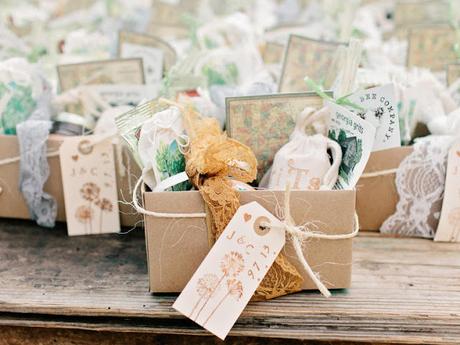 Recoger los obsequios para los invitados - Foto: www.theknot.com