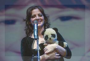 Grigera Dupuy subraya la naturaleza autobiográfica de su unipersonal cuando encarna a la MontoNiña cuya foto acompaña desde atrás.