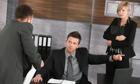 Resolución de conflictos laborales en la empresa Imagen de conflicto laboral entre un jefe y un empleado