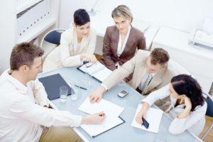 Resolución de conflictos laborales en la empresa Imagen de empleados realizando talleres en una empresa