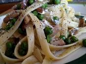 Fettuccini setas guisantes Fettuccine porcini piselli