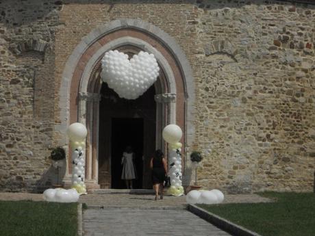 Decoración con globos a la entrada de la iglesia