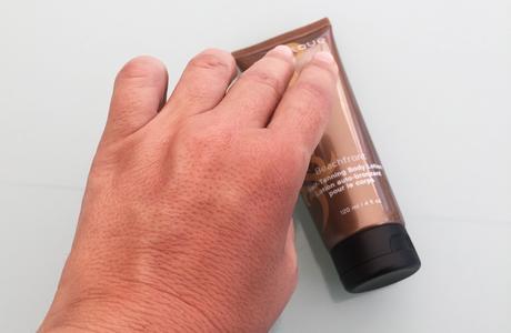 Aquí parece que tengo la mano negra pero no da tanto color :) ¡Llega el Verano, dale al autobronceador!
