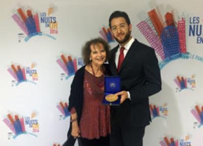 Claudia Cardinale entrega medalla de oro de la UNESCO César, a Marco Albano