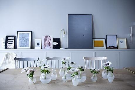 jarrones sobre mesa de comedor