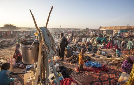 27 de enero de 2015. Um Baru: Miles de nuevos desplazados buscan refugio en las afueras de la base de la UNAMID en Um Baru, Darfur del Norte. Fotografía de Hamid Abdulsalam, UNAMID.