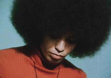 La historia del movimiento feminista negro en Estados Unidos Angela Davis, autora de “Mujeres, Raza y Clase” (1981), activista y militante política