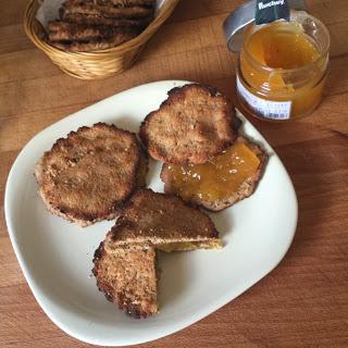 Galletas de chufa, coco y canela rellenas de crema de níspero