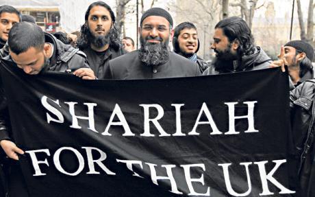 ¿Ley de la sharia, o una ley para todos? cd10c-whose-law-members-of-islam4uk-leave-a-london-press-conference-in-january