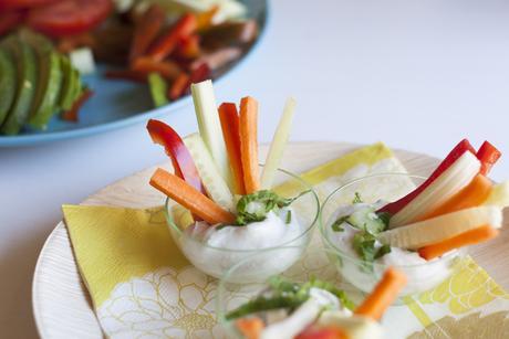 Crudités con salsa de queso azul la-cuchara-azul-receta-crudite-verduras-crema-azul-1