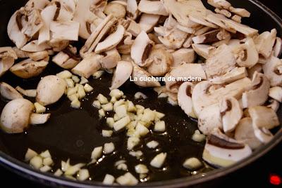 SPAGUETIS FINOS CON LANGOSTINOS Y CHAMPIÑONES