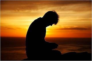 Atardeceres con un hombre en la sombra abatido.