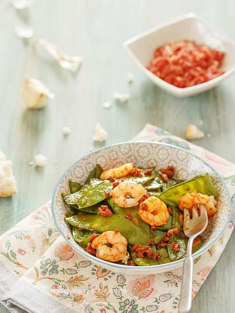 Tirabeques salteados con gambas al curry