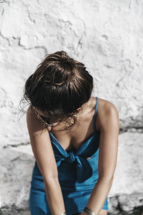 Topshop_Festival-Denim_Cut_Out_Dress-Yellow_Sandals-Outfit-Topknot-Mikonos-Street_Style-34