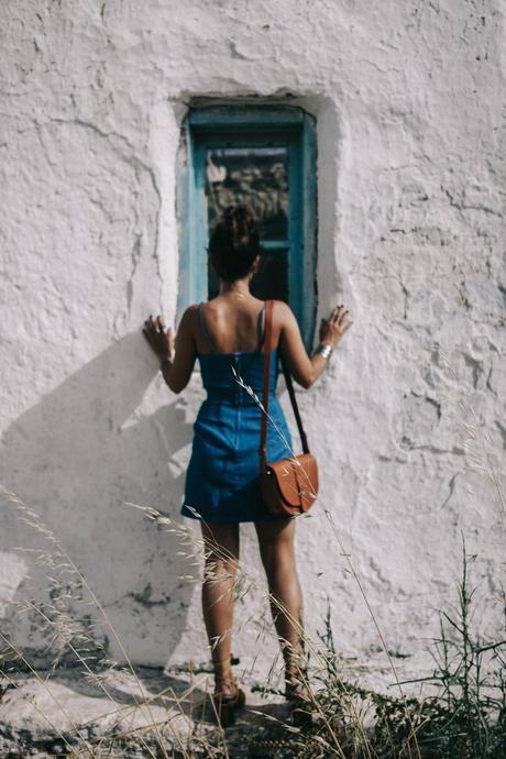 Topshop_Festival-Denim_Cut_Out_Dress-Yellow_Sandals-Outfit-Topknot-Mikonos-Street_Style-16