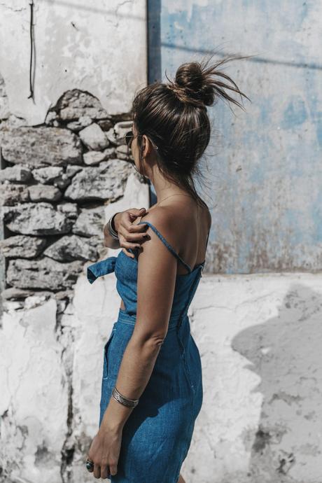 Topshop_Festival-Denim_Cut_Out_Dress-Yellow_Sandals-Outfit-Topknot-Mikonos-Street_Style-54