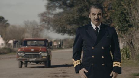 Manu Zapata_El cine (de estreno) fácil de leer_vivazapata.net_CAPITÁN KÓBLIC_Ricardo DArín de uniforme