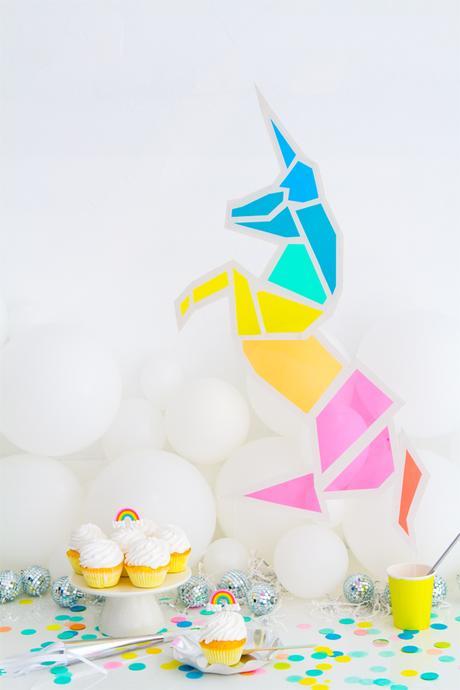 Un unicornio de colores de papel