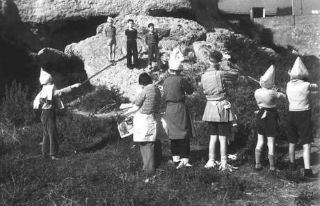 Niños jugando a fusilar durante la Guerra Civil Española