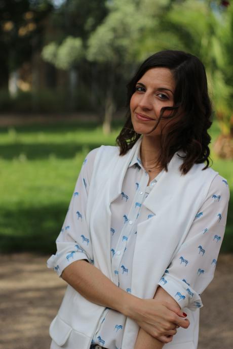 fashion blogger con look casual - chaleco blanco largo - jeans y blusa estampada