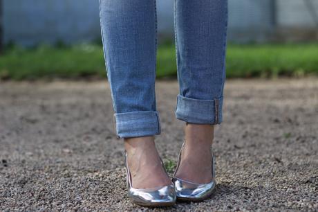 fashion blogger con zapatos plateados zara