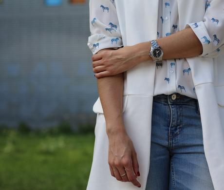 fashion blogger con look casual - chaleco blanco largo - jeans y blusa estampada