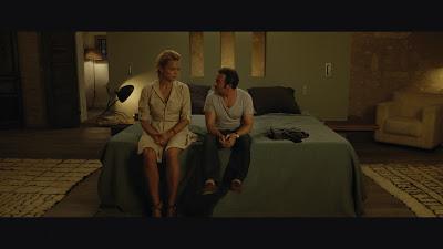 Un hombre de altura. Debajo un botón tontón ♫♪♫