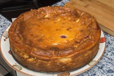 Tarta de queso, plátano y frambuesas