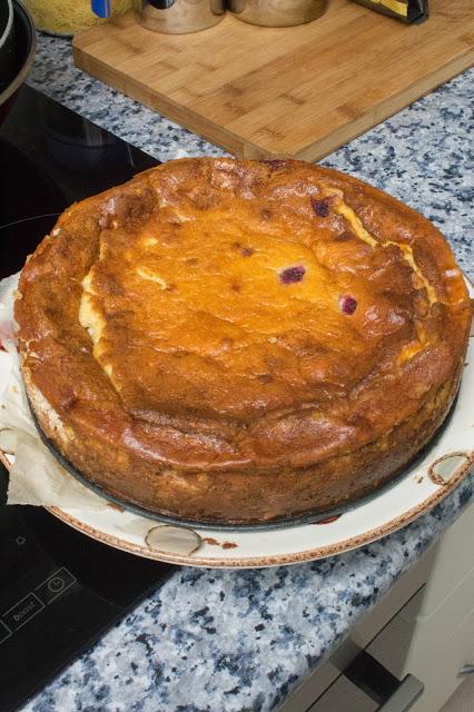 Tarta de queso, plátano y frambuesas