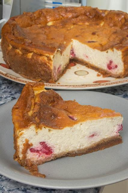 Tarta de queso, plátano y frambuesas